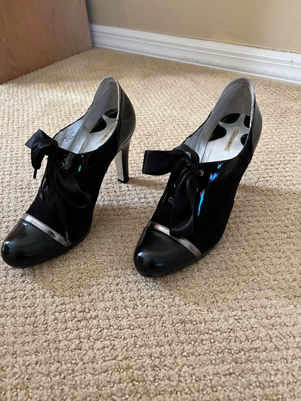 Max Studio Women’s 8 Black Patent Ribbon Tie High Heels